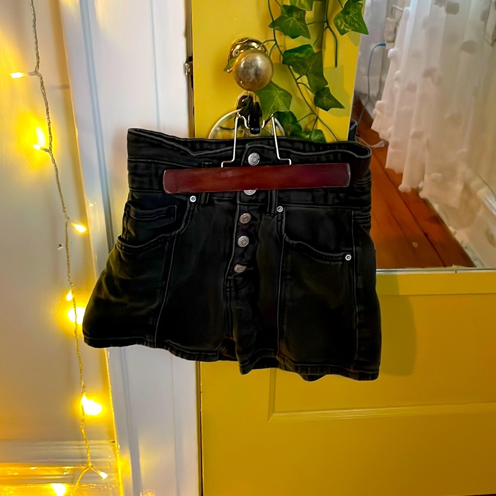 High-waisted, 5 button black shorts. Vintage style with belt loops. Good quality